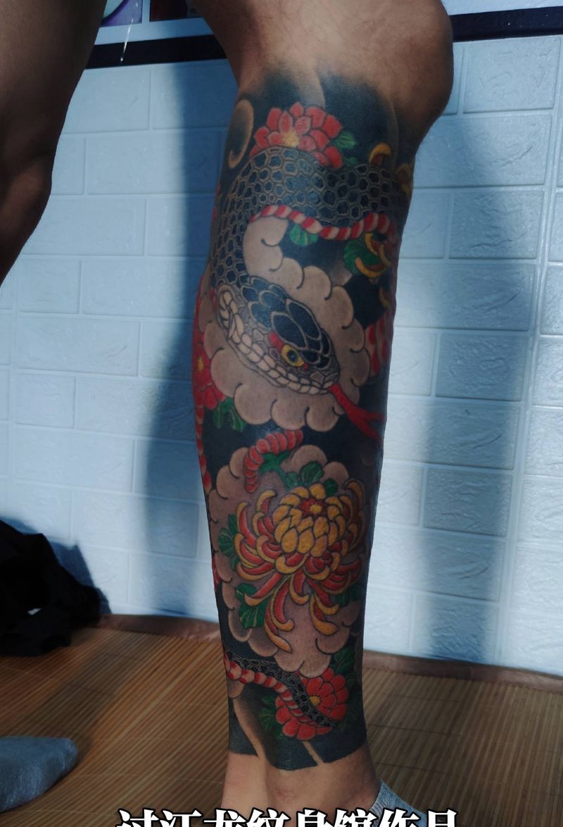 灵蛇纹身图片_腿部老传统蛇纹身图案