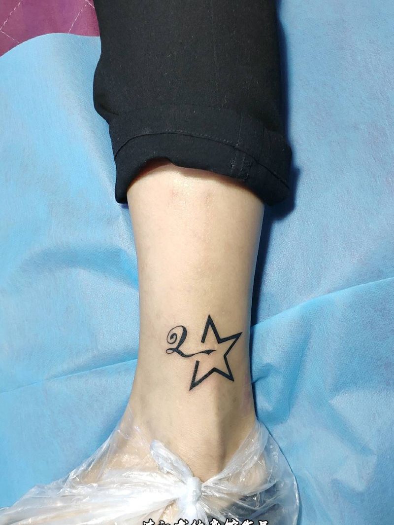情侣五角星纹身图片_脚部图腾花体字字母五角星纹身图案