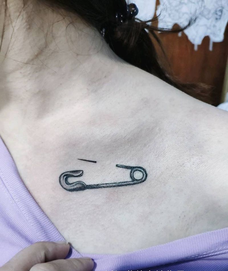 别针纹身图片_胸部点刺几何别针纹身图案