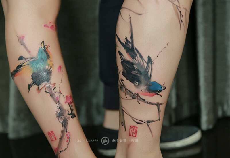 两只鸟鸟纹身图片_脚部腿部新传统水墨鸟风景国画纹身图案