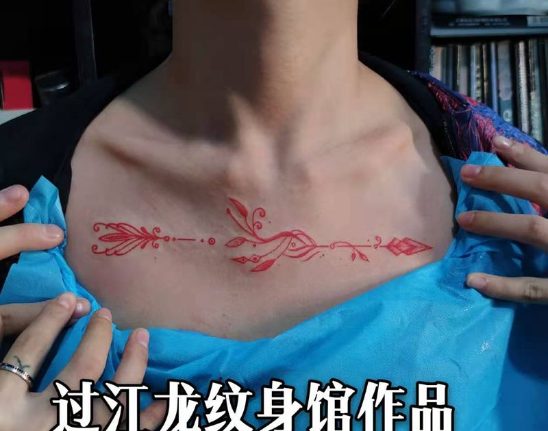 天眼箭纹身图片_胸部点刺几何箭眼睛纹身图案