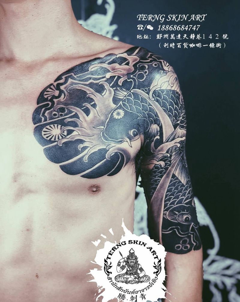 日式鲤鱼半胛纹身图片_成品手臂肩部胸部传统动物鲤鱼半胛日式纹身图案