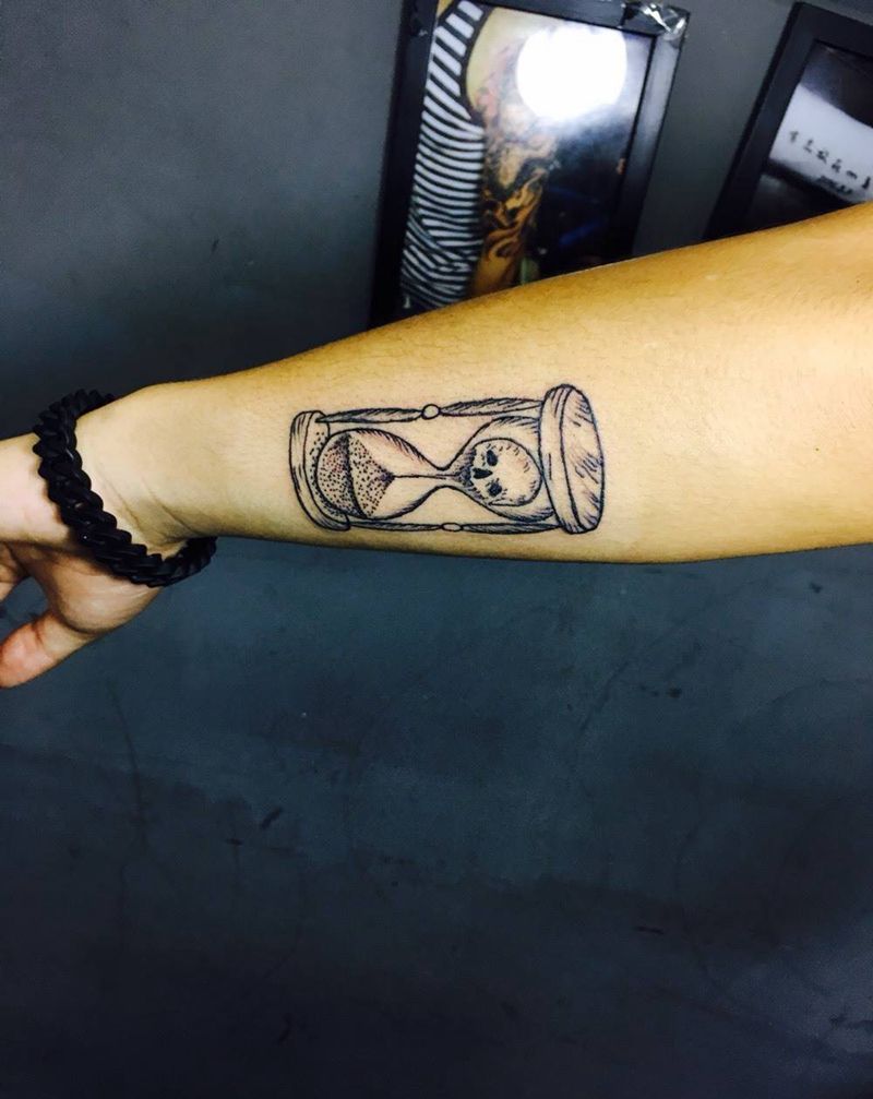 沙漏纹身图片_成品手部欧美几何纹身图案