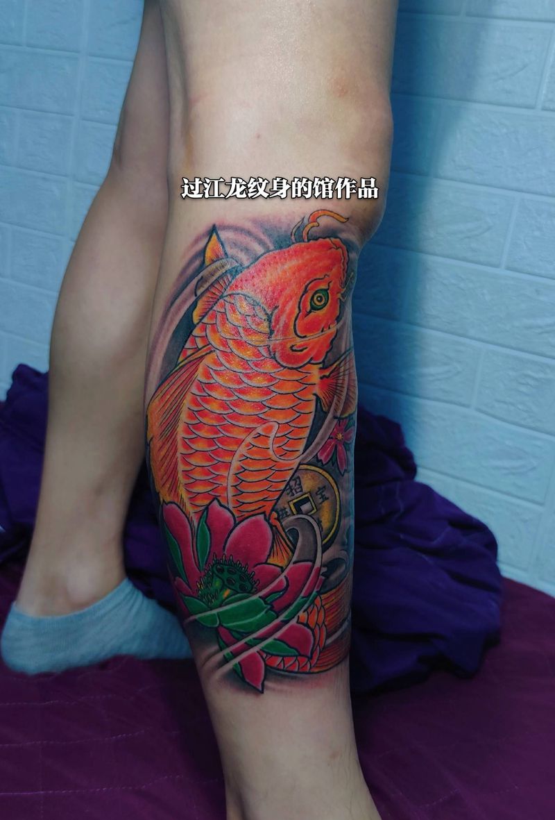 鲤鱼纹身图片_腿部新传统鱼纹身图案