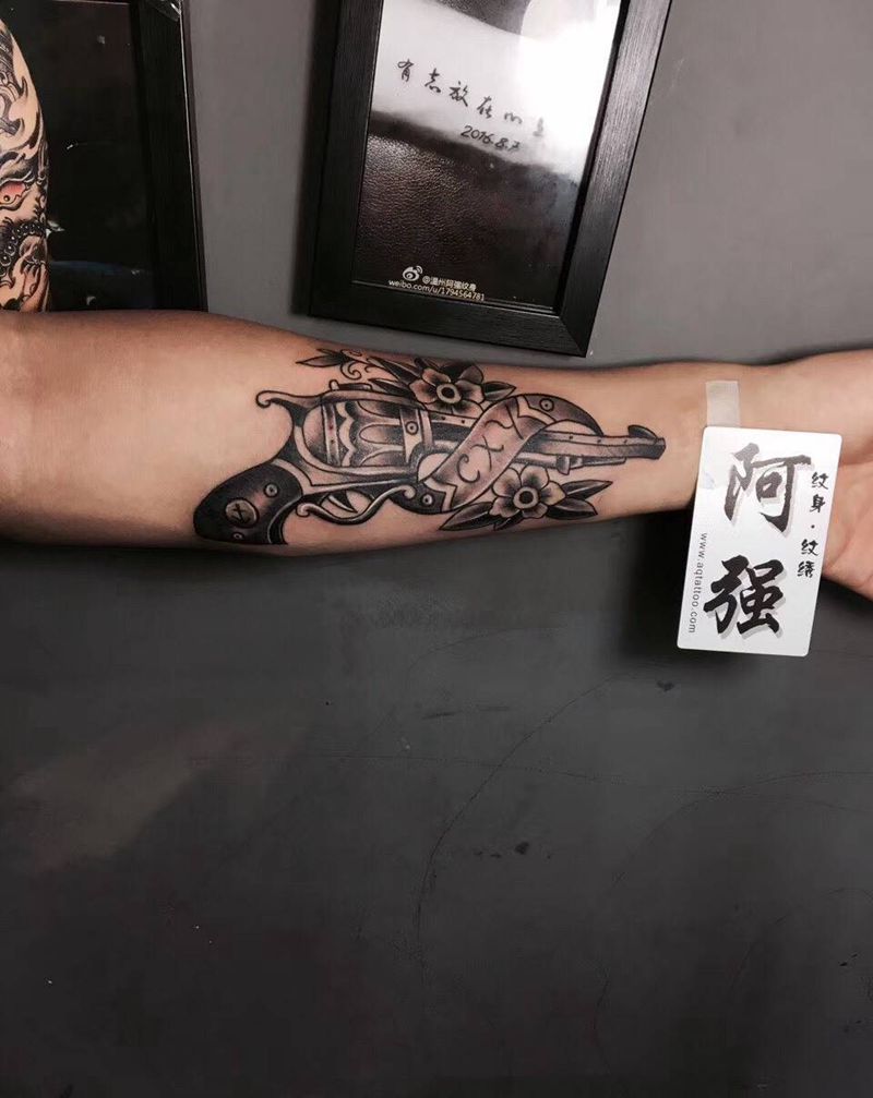 花枪纹身图片_成品手部欧美几何纹身图案