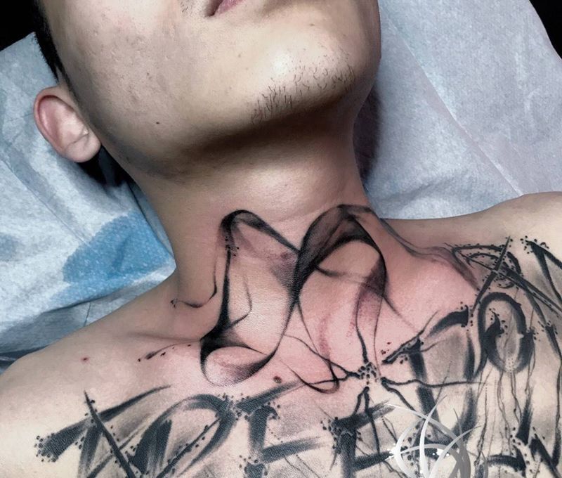 烟纹身图片_颈部纹身图案