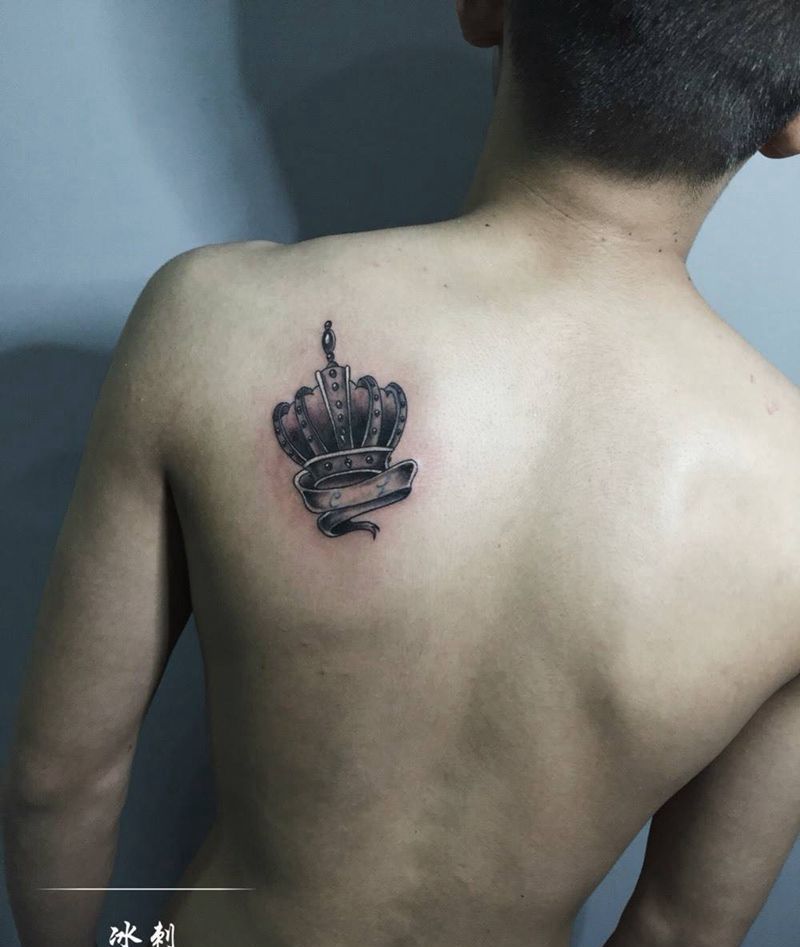 皇冠纹身图片_成品背部传统清新字符几何纹身图案