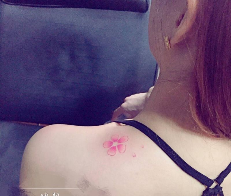 小花一个纹身图片_肩部清新植物纹身图案