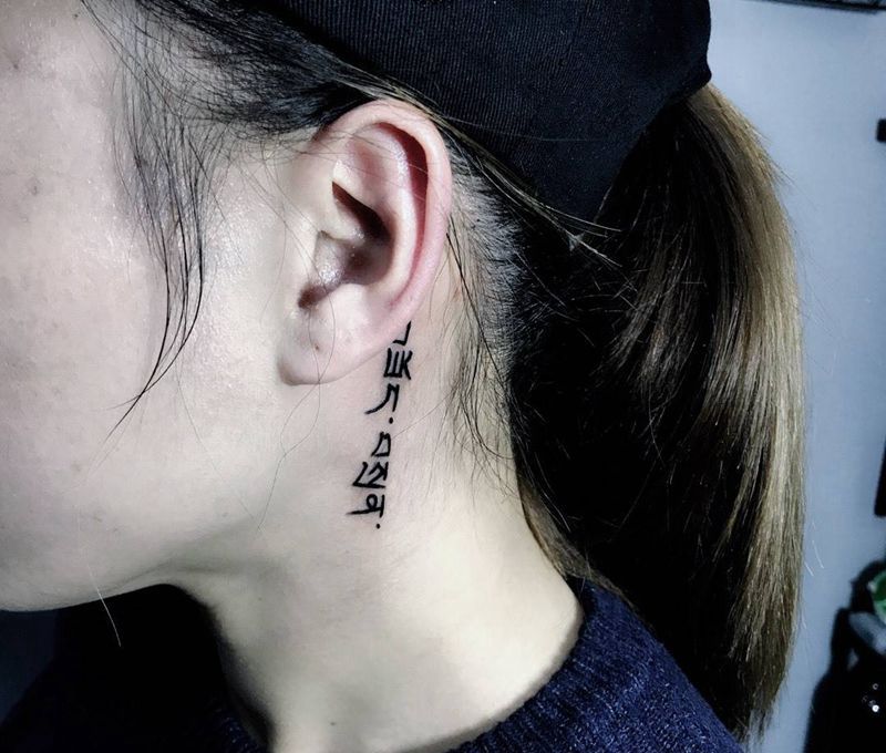 藏文纹身图片_成品颈部清新字符纹身图案