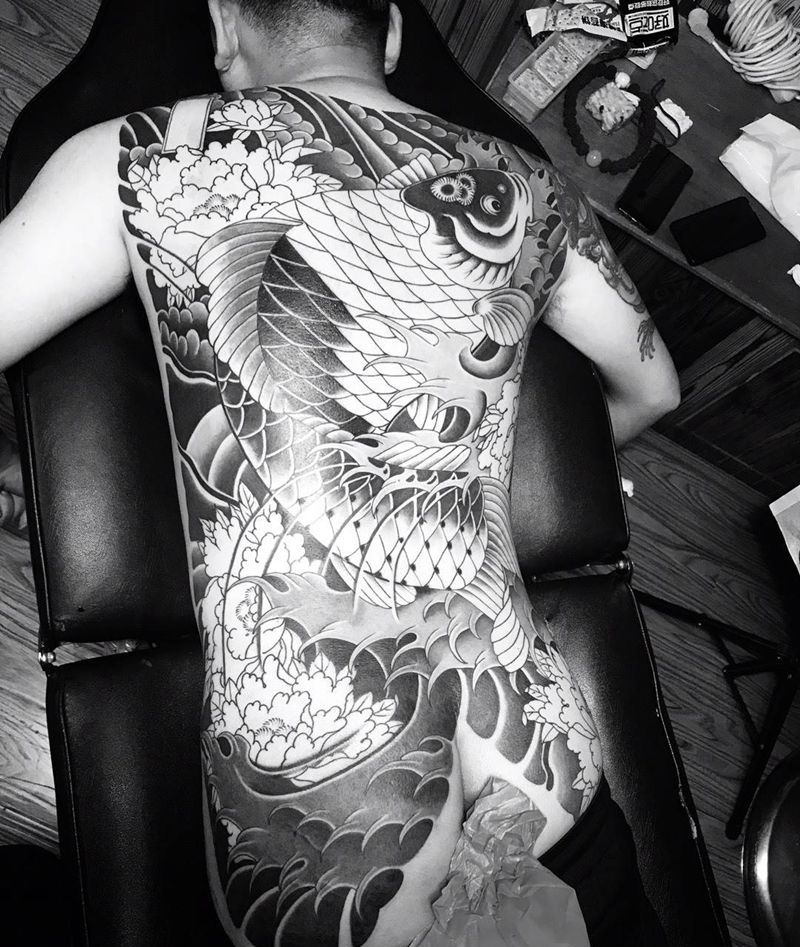 日式鲤鱼纹身图片_背部老传统纹身图案