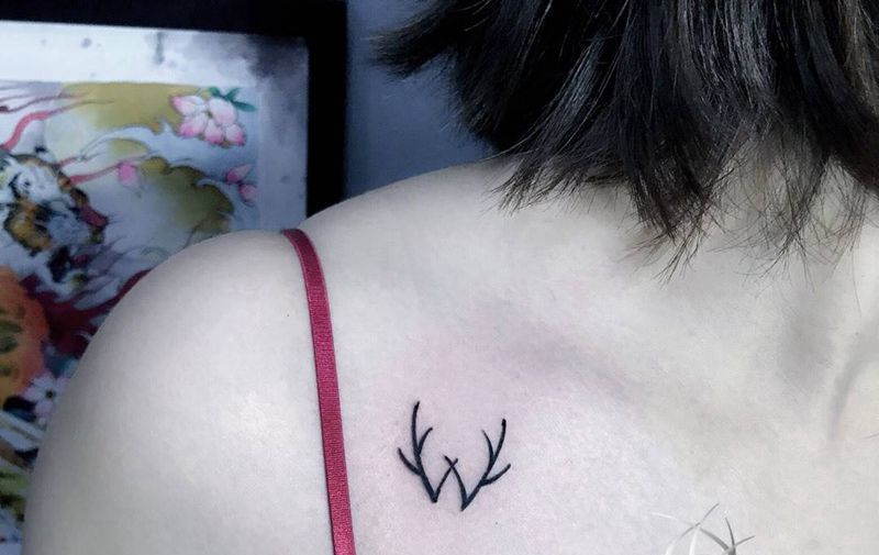 鹿角纹身图片_肩部纹身图案