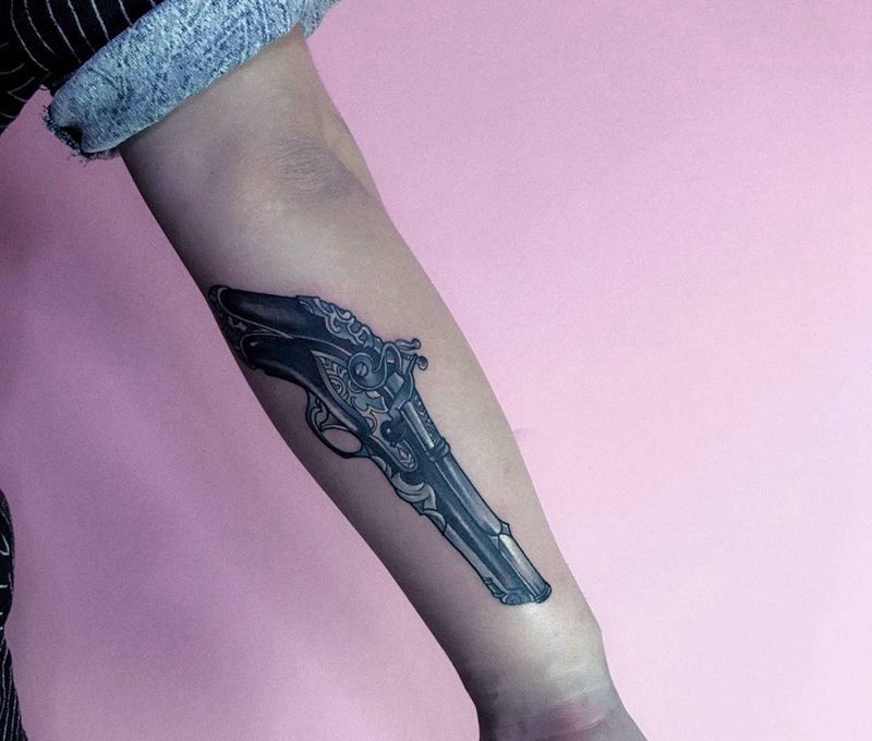 火枪手纹身图片_成品手部欧美传统静物纹身图案