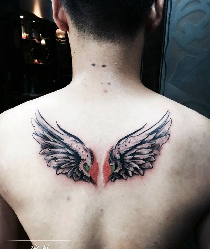 翅膀纹身图片_背部清新传统动物纹身图案