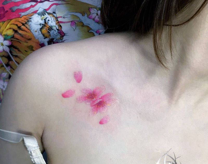 花纹身图片_肩部纹身图案