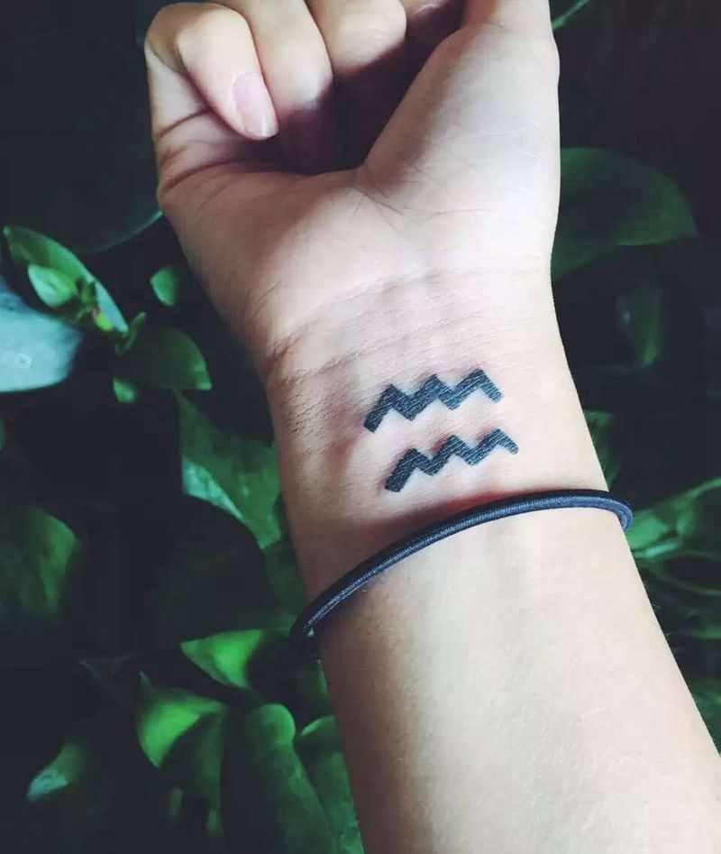 水瓶座纹身图片_手部纹身图案