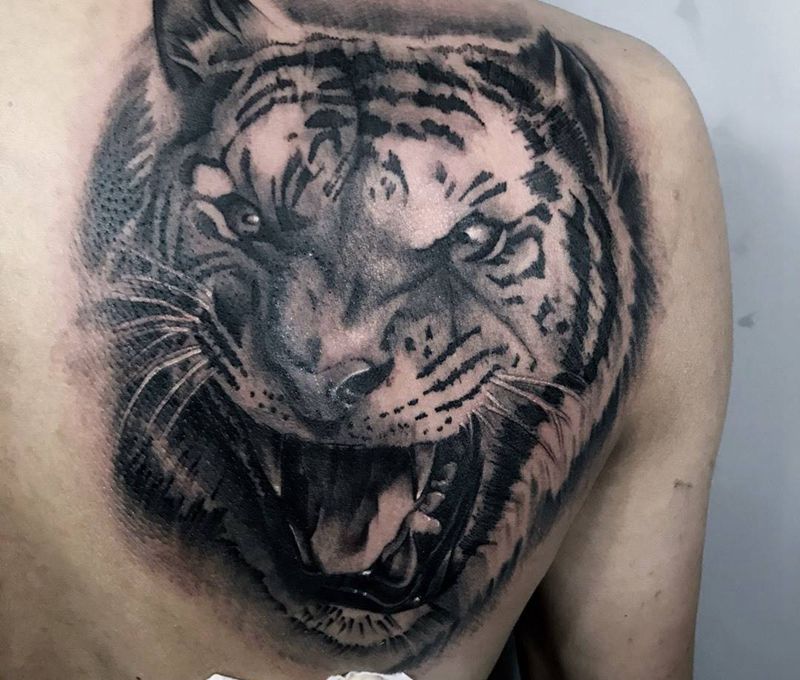 森林之王纹身图片_成品背部欧美动物纹身图案