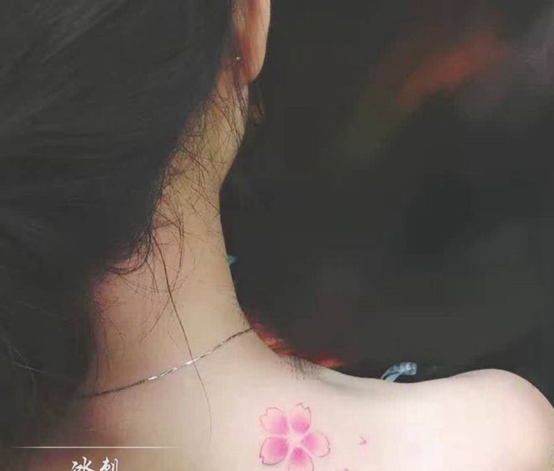 小花朵纹身图片_成品肩部清新植物纹身图案