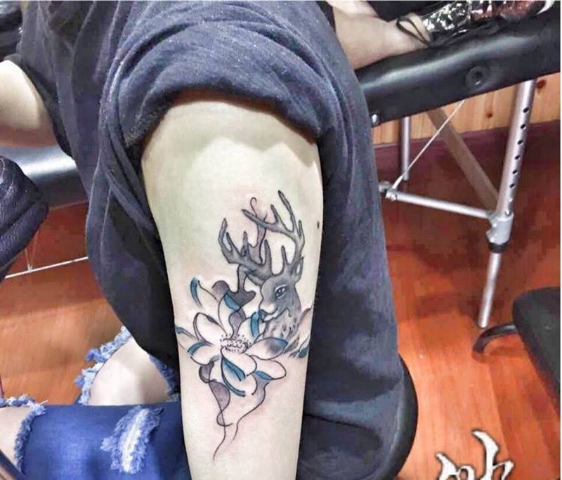 手绘莲花纹身图片_手臂纹身图案