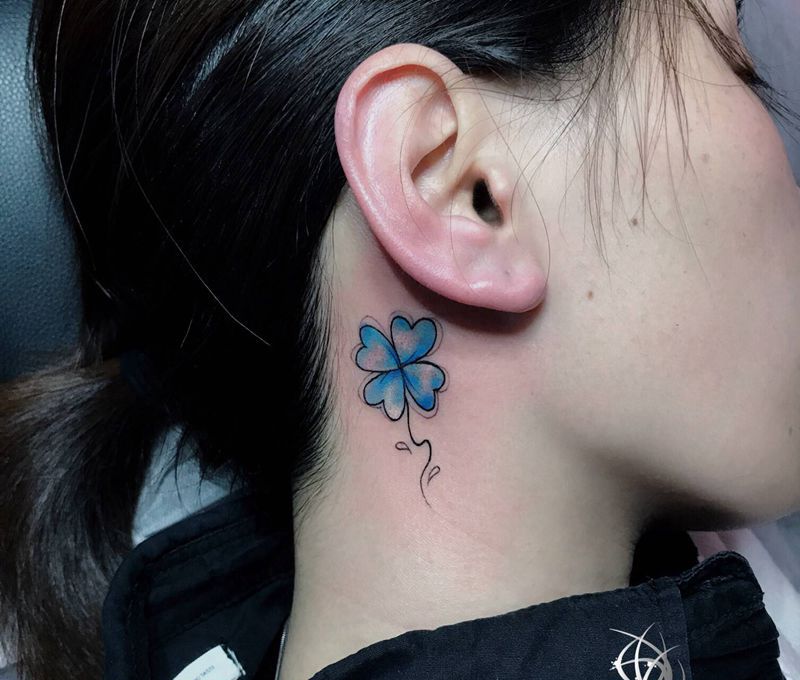 四叶草纹身图片_颈部纹身图案