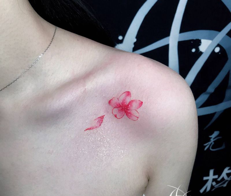 花纹身图片_肩部纹身图案