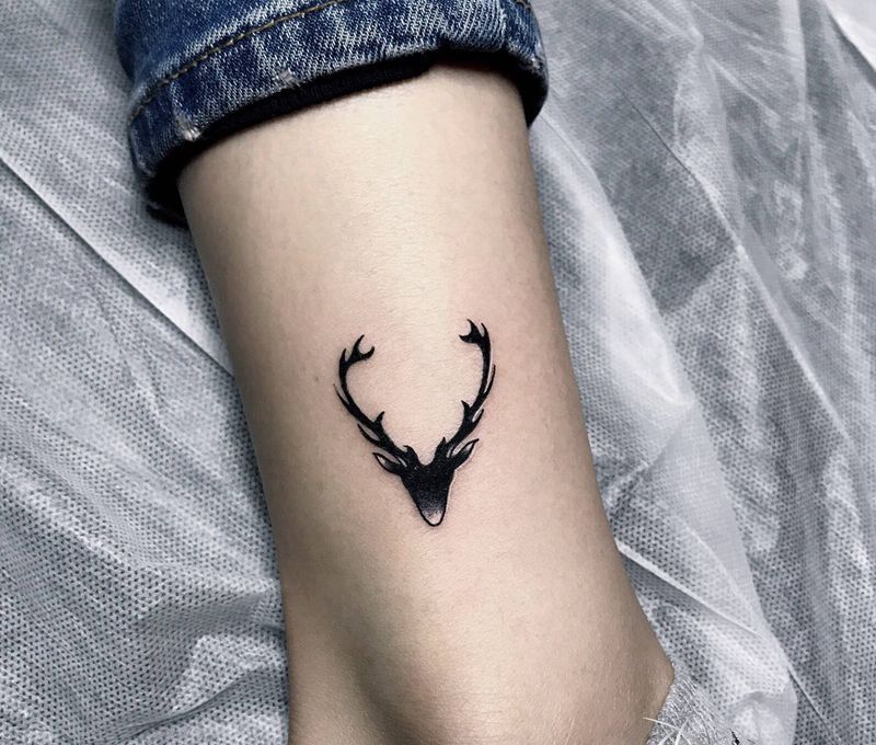 小鹿纹身图片_腿部纹身图案