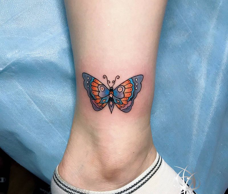 蝴蝶纹身图片_腿部纹身图案