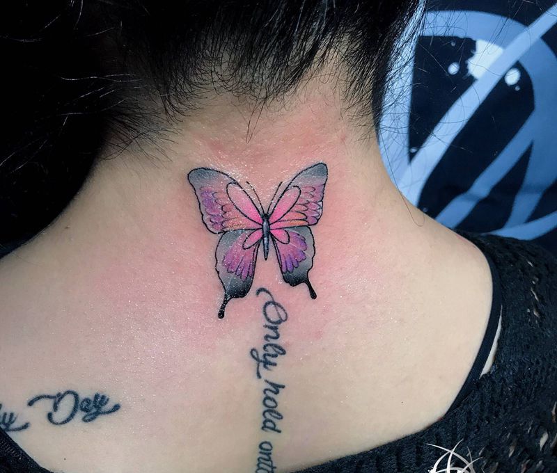蝴蝶纹身图片_颈部纹身图案
