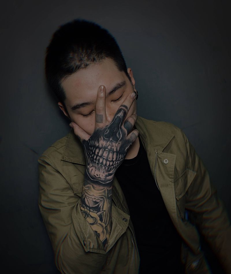 骷髅头纹身图片_手部欧美写实纹身图案