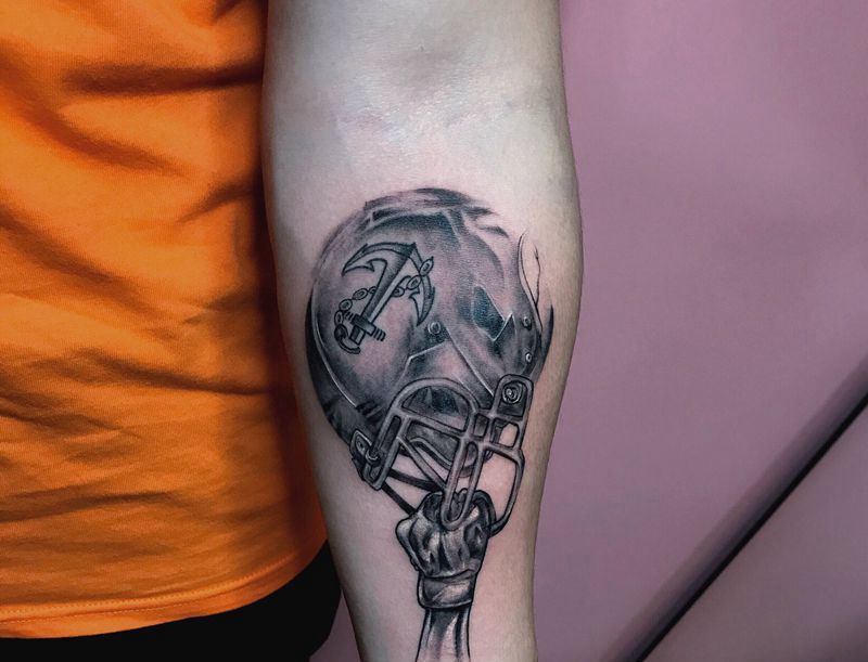 橄榄球头盔纹身图片_手部纹身图案