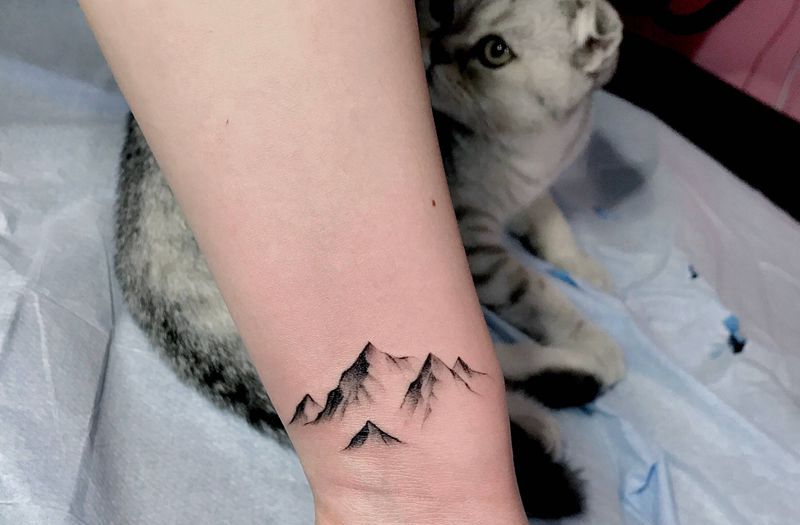 小山纹身图片_手部纹身图案