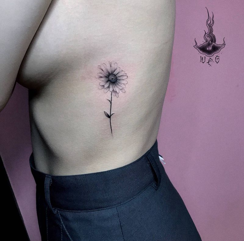 小雏菊纹身图片_腰部纹身图案