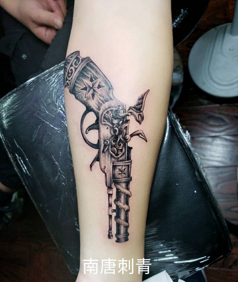 火枪纹身图片_手臂欧美写实纹身图案