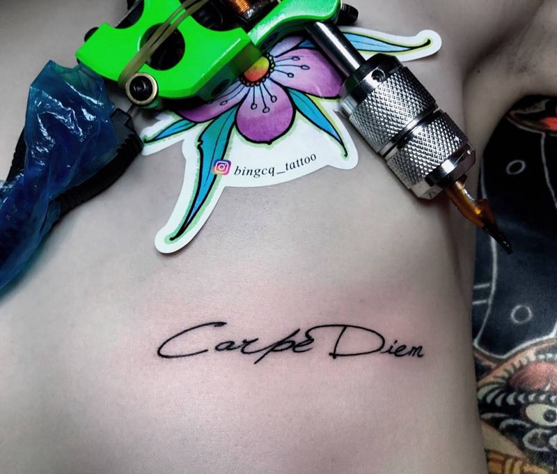 字母纹身图片_成品胸部纹身图案