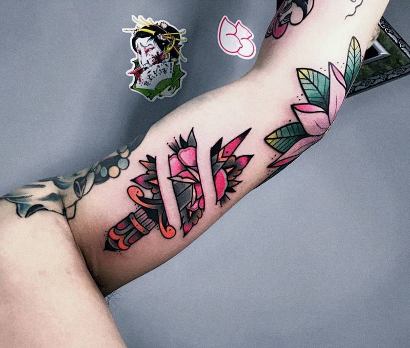 匕首纹身图片_成品手部欧美纹身图案