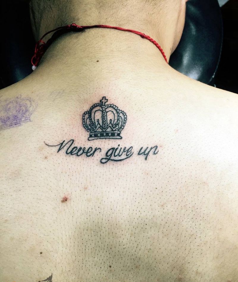 皇冠纹身图片_背部纹身图案