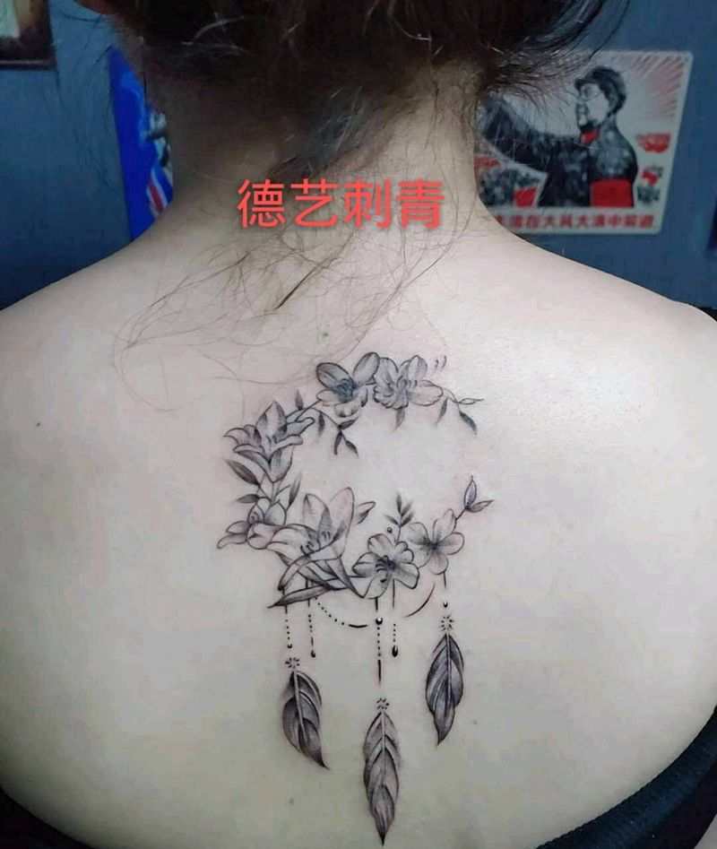 小素花纹身图片_背部点刺纹身图案