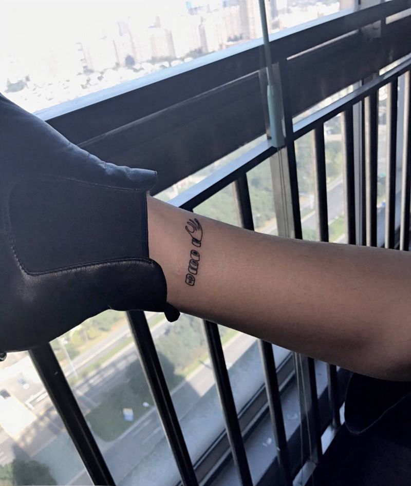 剁手了纹身图片_传统欧美清新字符几何人物脚部纹身图案