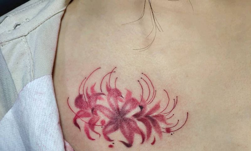 彼岸花纹身图片_胸部肩部水彩欧美写实彼岸花纹身图案