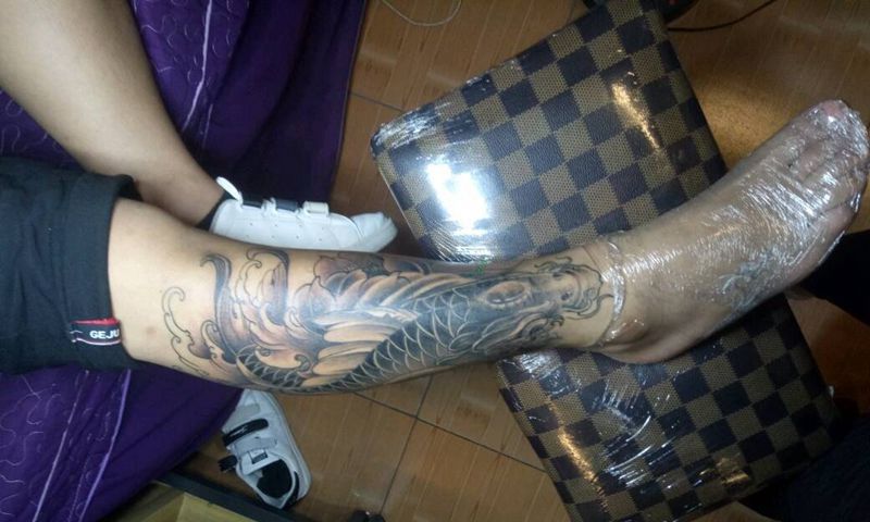 鲤鱼遮盖纹身图片_腿部传统动物成品纹身图案