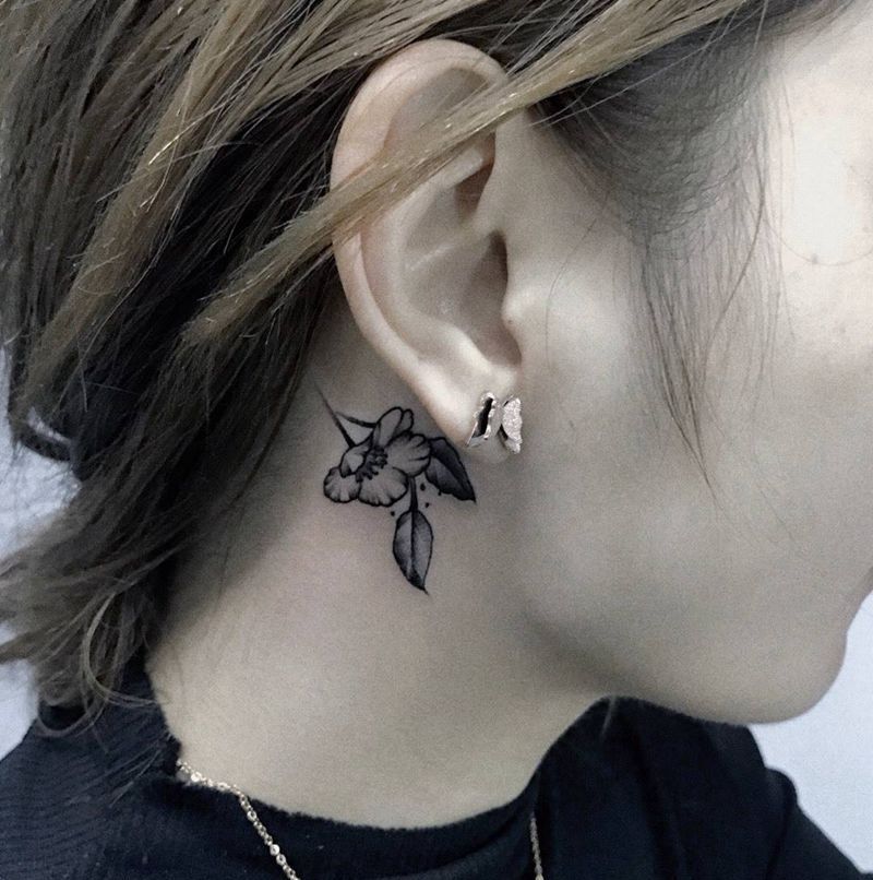 小花纹身图片_成品颈部清新纹身图案