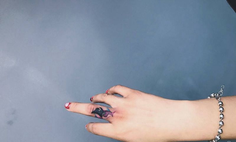 手指毁皮修改纹身图片_成品手部清新几何字符纹身图案