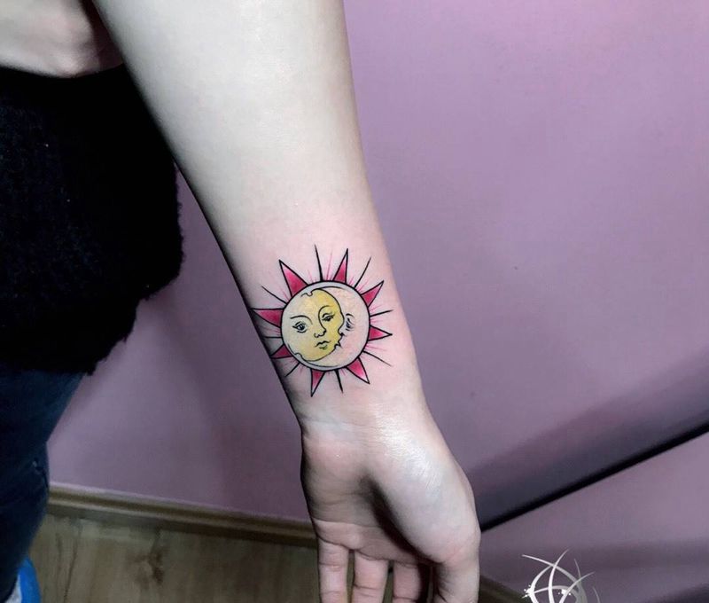 太阳纹身图片_手部纹身图案