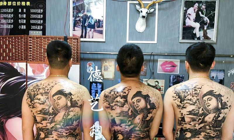 同款纹身纹身图片_胸部新传统纹身图案