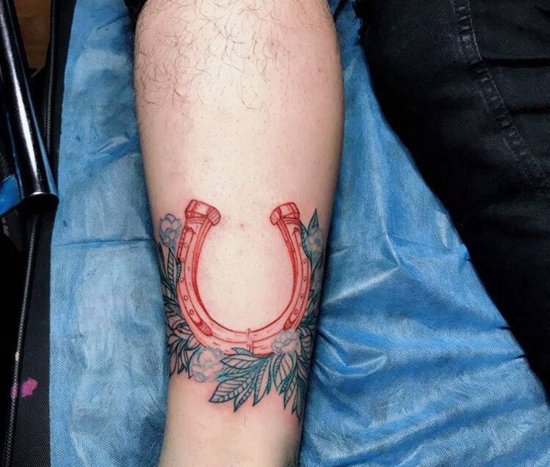 马铁蹄纹身图片_成品腿部清新纹身图案