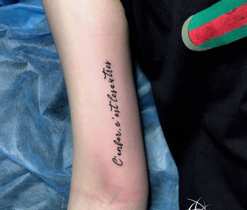 字母纹身图片_胸部纹身图案