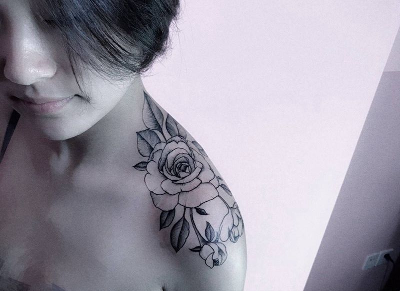 花纹身图片_成品肩部清新植物纹身图案