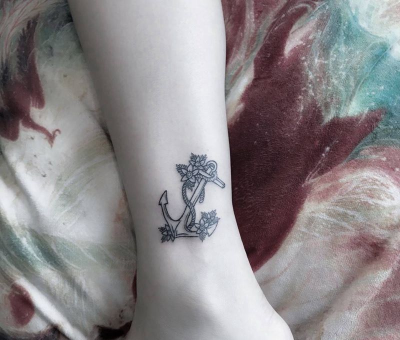锚纹身图片_成品脚部清新几何纹身图案