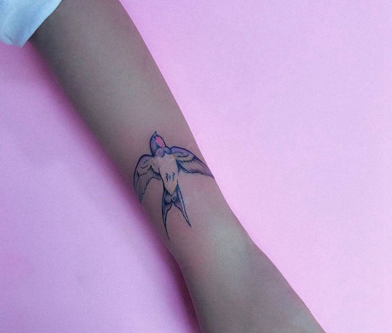 燕子纹身图片_成品手部清新动物纹身图案