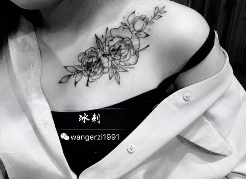 遮盖小字母一个纹身图片_成品胸部清新植物纹身图案
