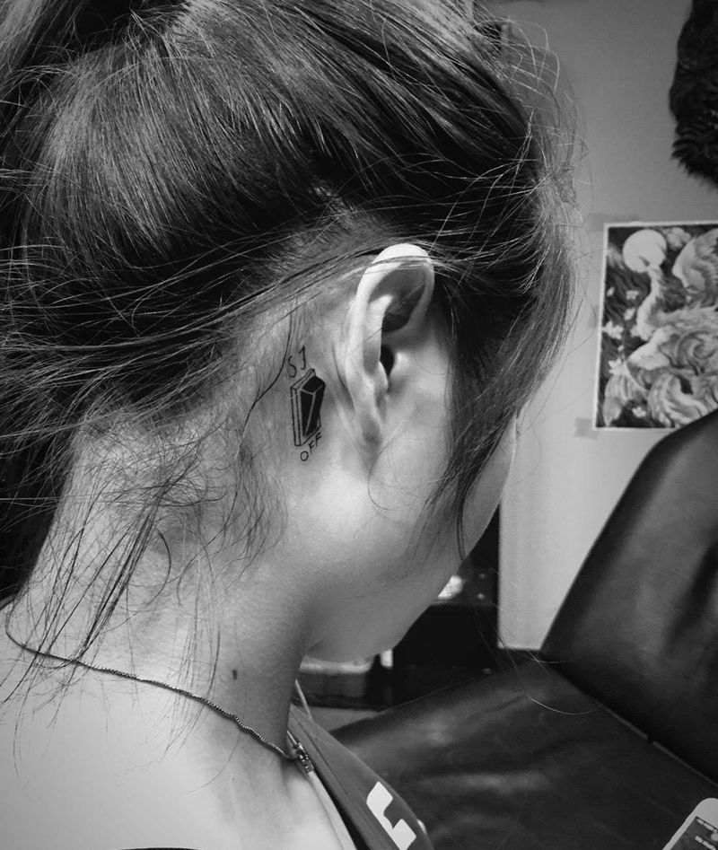 小图纹身图片_颈部胸部清新字符纹身图案